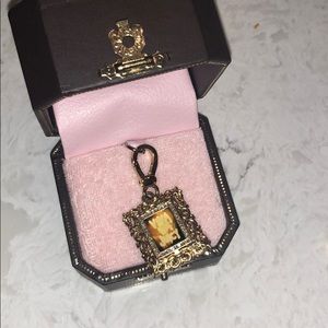 Viva La Juicy Charm